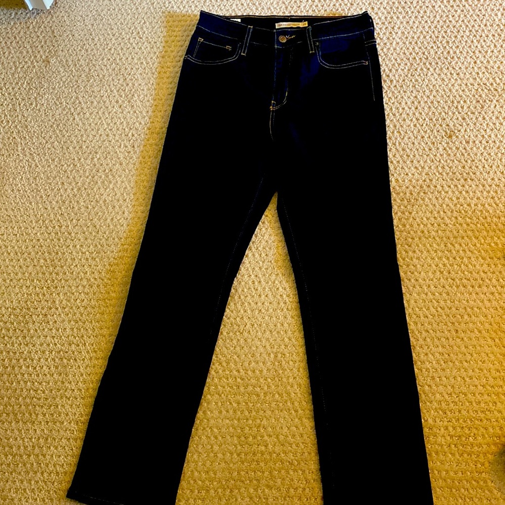 Women’s Levis, high rise straight, dark wash, size 29